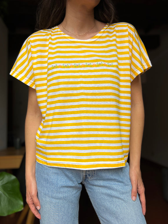 T-shirt a righe gialle con ricamo