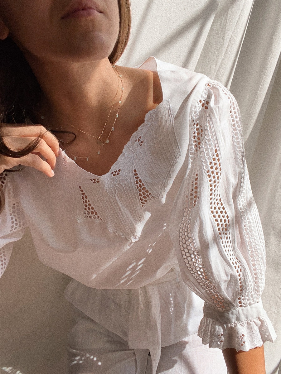 Maglia bianca con maniche a goese sbuffo