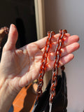 Borsetta marrone con catena di resina