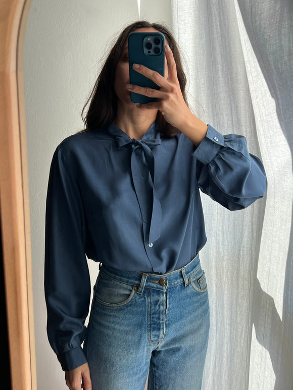 Camicia di seta blu con nastro al collo