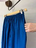 Pantalone sartoriale con elastico sul fondo satin blu