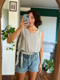 Top grigio con nodo