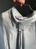 Camicia di seta grigio perla con colletto piccolo
