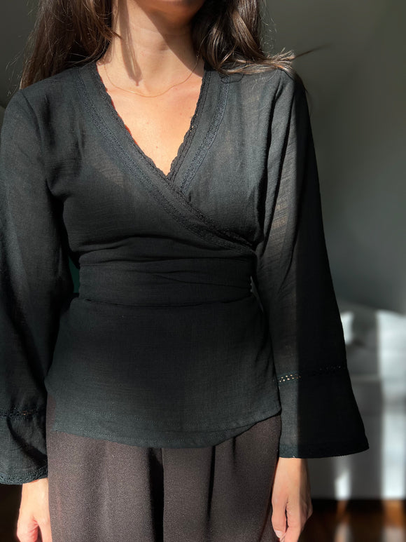 Camicia incrociata con pizzo nera