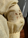Camicia gialla ricamata e traforata