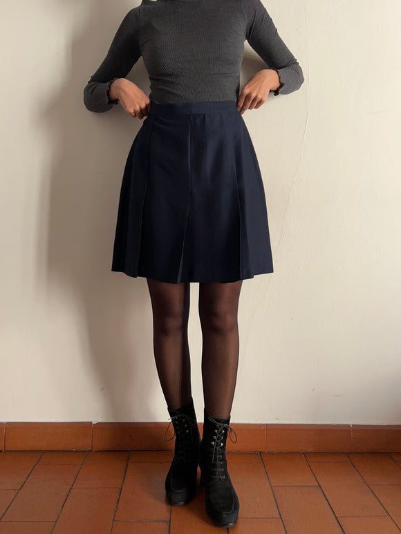 Gonna corta blu a pieghe