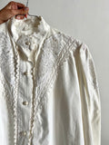 Camicia bianca con con collo alto e pizzo