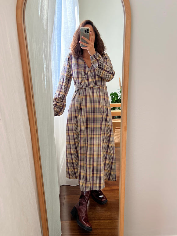 Abito lungo a portafoglio tartan beige e viola