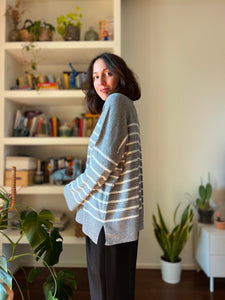 PRE ORDINE • Maglione over grigio righe panna
