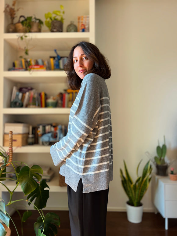 PRE ORDINE • Maglione over grigio righe panna