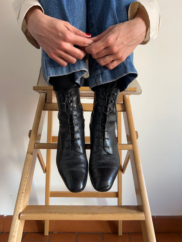 Stivaletto nero stringato
