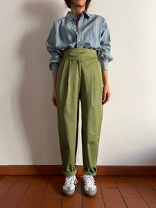 Pantalone verde con incrocio