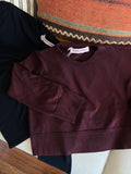 Maglione corto con decorazione vinaccia
