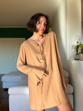 Abito corto con intreccio seta beige