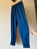 Pantalone sartoriale con elastico sul fondo satin blu