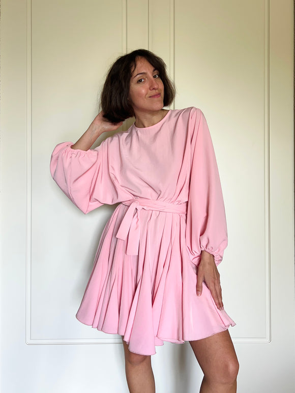 Abito con cintura rosa