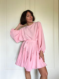 Abito con cintura rosa