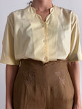 Camicia giallina con scollo ondulato