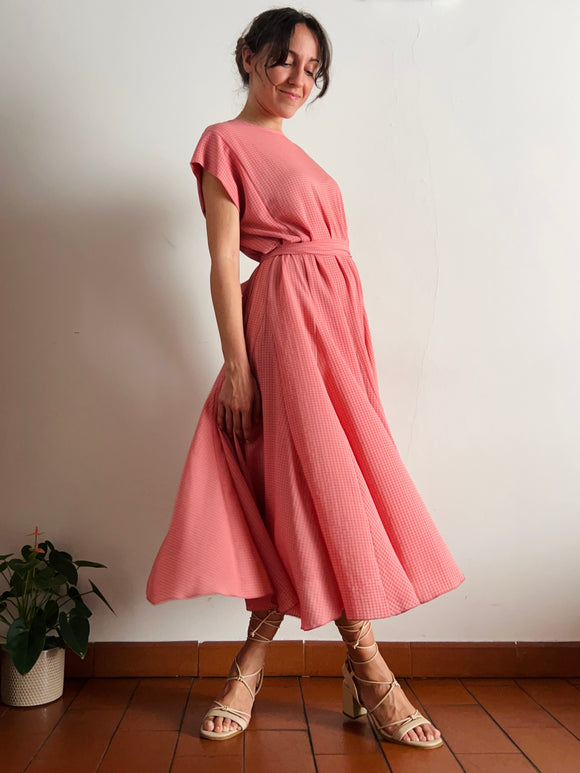 Abito lungo con cintura senza maniche goffrato rosa