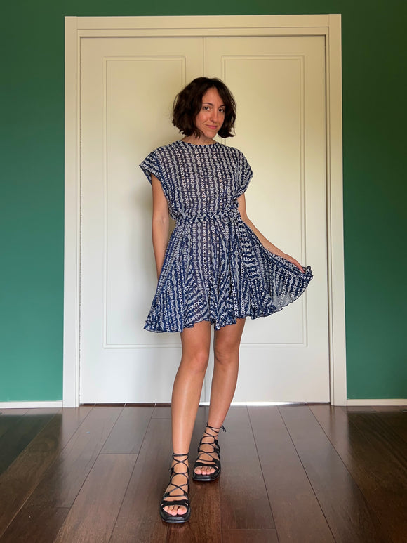 Abito con cintura senza maniche blu ricamato