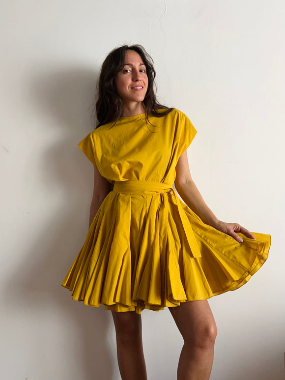 Abito con cintura mussola giallo ocra senza maniche