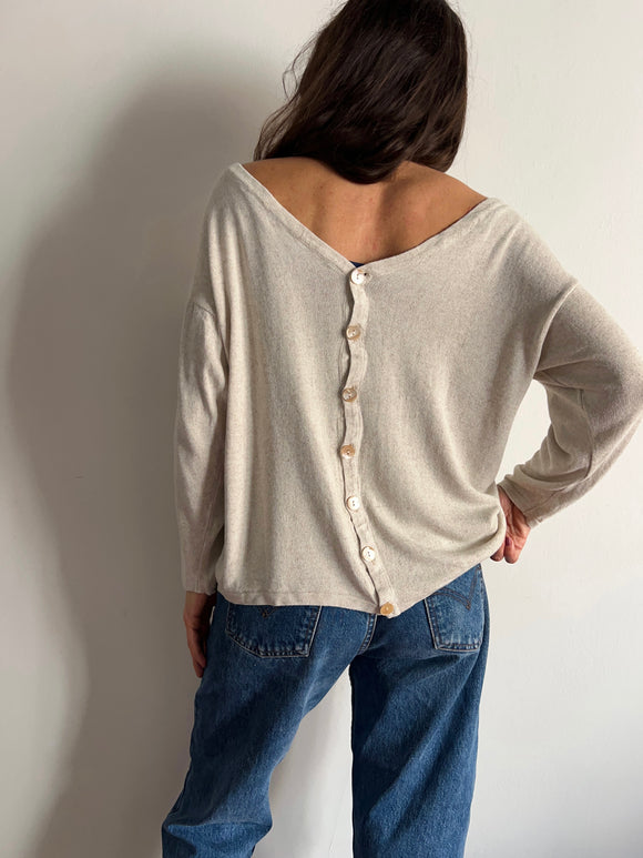 Maglione beige con bottoni dietro