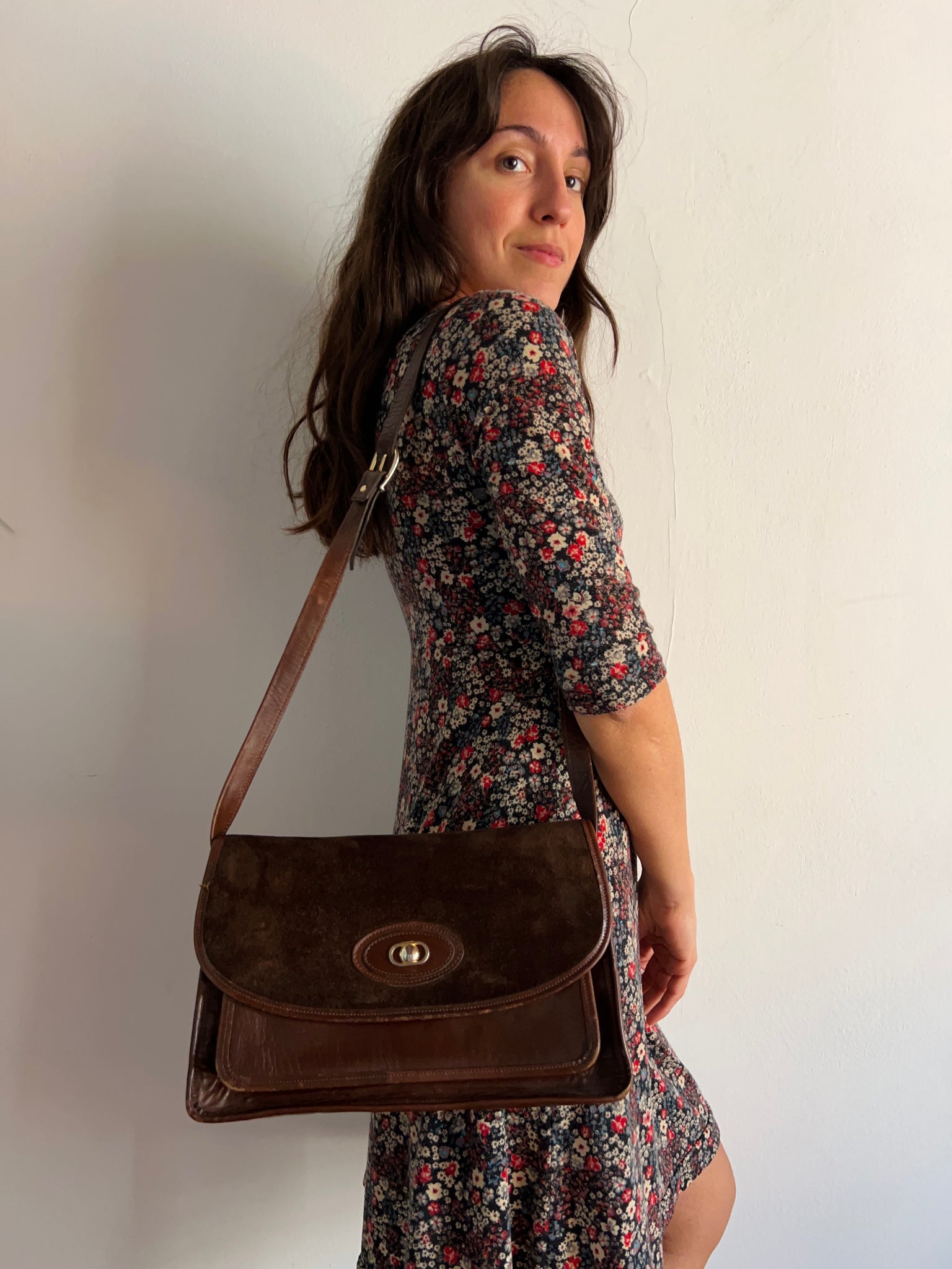 Borsa a Spalla da Donna in Vera Pelle Scamosciata di Alta Qualà, Grande Formato, Stile Estetico Rilassante, per l'Inverno e il Pendolarismo, Colore Caffè 1524 Borsa a Spalla da Donna in Vera Pelle Scamosciata di Alta Qualà, Grande Formato, Stile Estetico Rilassante, per l'Inverno e il Pendolarismo, Colore Caffè 1524