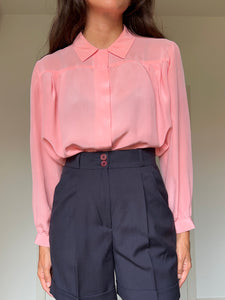 Camicia di seta rosa con colletto piccolo