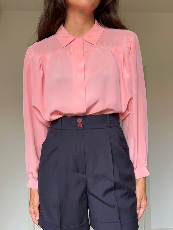 Camicia di seta rosa con colletto piccolo
