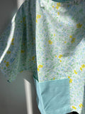T-shirt Leggerissima con tasche • verde acqua fiorellini gialli