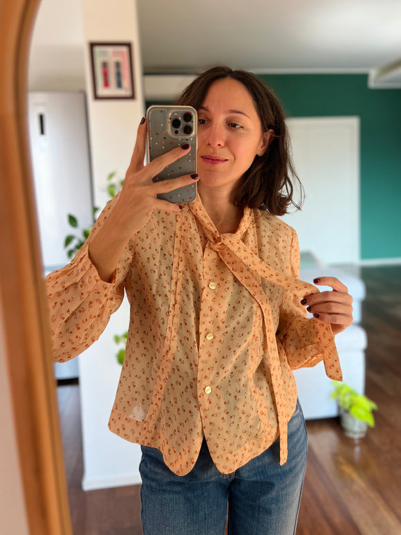 Camicia fiorellini con nastro al collo
