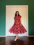 Abito con cintura lungo senza maniche fiorato rosa e bordeaux