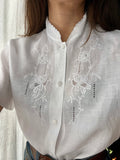 Camicia bianca di lino ricamata con colletto alto