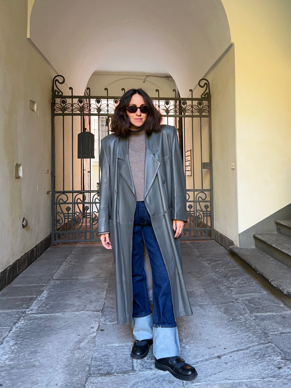 Trench lungo in pelle grigio
