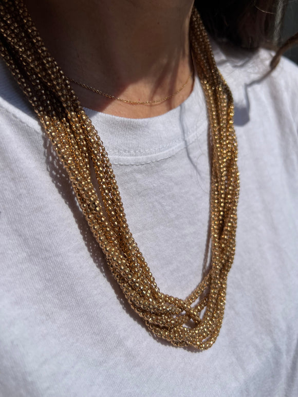 Collana dorata con tanti fili