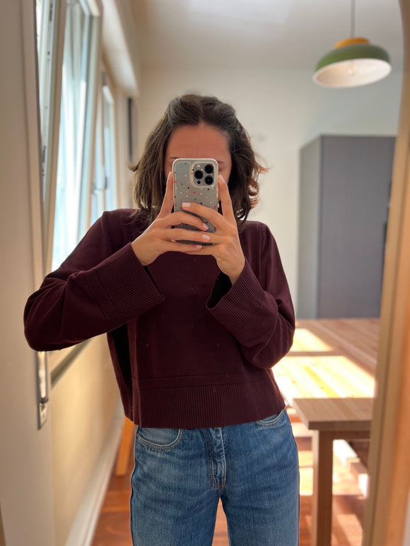 Maglione corto con decorazione vinaccia