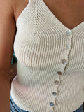 Top in maglia beige con bottoncini