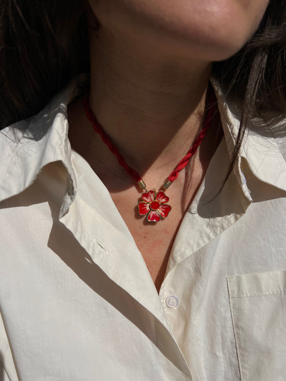 Collana rossa con fiore