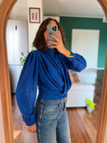 Camicia bluette con bottoni dietro