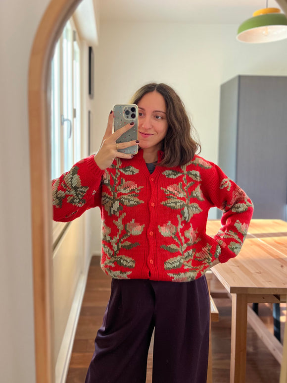 Cardigan rosso con fiori