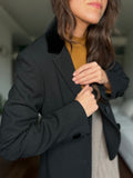 Blazer nero con dettagli in velluto
