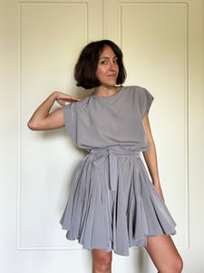Abito con cintura senza maniche grigio perla