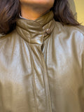 Giacca in pelle con cintura oliva
