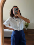 Camicetta bianca con dettagli blu