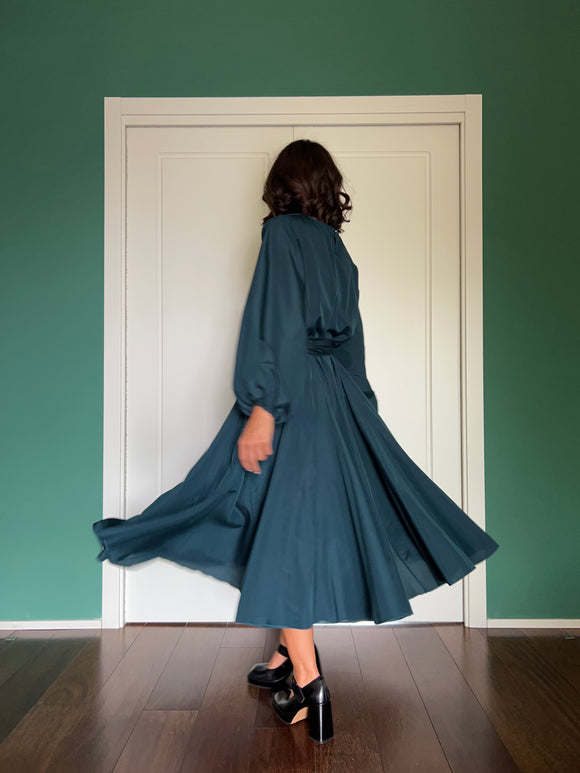 Abito lungo con cintura satin petrolio