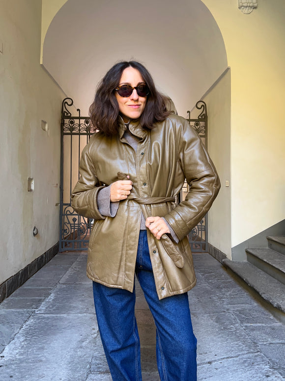 Giacca in pelle con cintura oliva