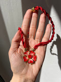 Collana rossa con fiore