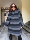 Cappotto a righe con sciarpa