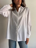 Camicia bianca con bottoni ricoperti
