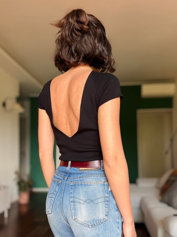 T-shirt in maglia con scollo sulla schiena • nero